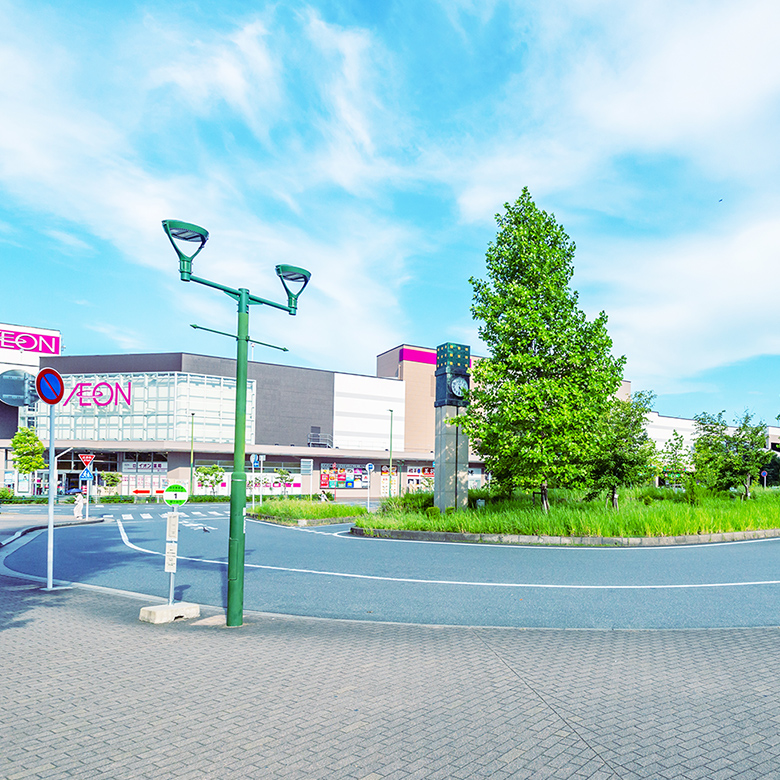 「新鎌ケ谷」駅前ロータリー（徒歩1分・約80m）