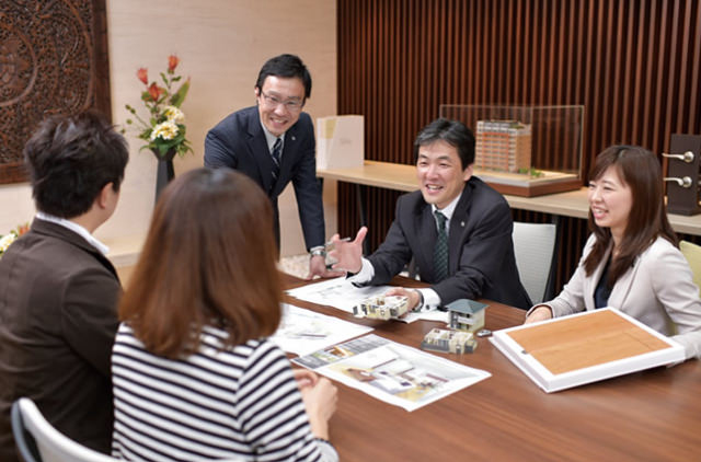 ダイワハウススタッフとお客さまとの打合せ