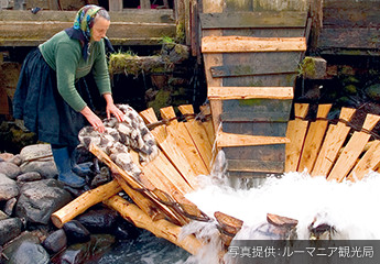 川の水を利用した木造洗濯機